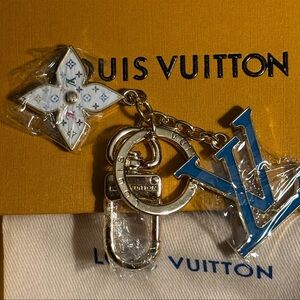 LUXURY KEY RING POP FLOWER KEY CHAIN BAG CHARM IN BLUE WITH BOX AND DUSTBAG